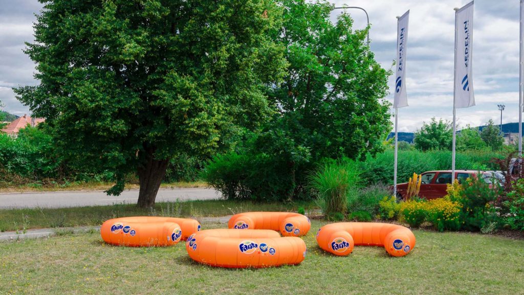 Photo des sièges gonflables avec la marque fanta